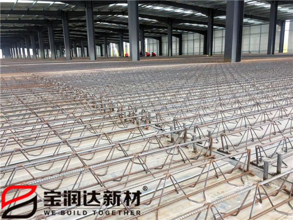 宝润达集团与重庆市双语国际签订钢筋桁架楼承17000米
