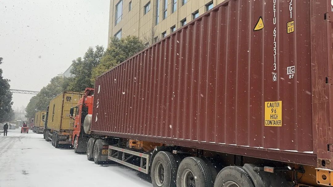 大雪中的发货现场｜寒潮下，宝润达10000㎡钢构墙板+顶板整装发往斯里兰卡