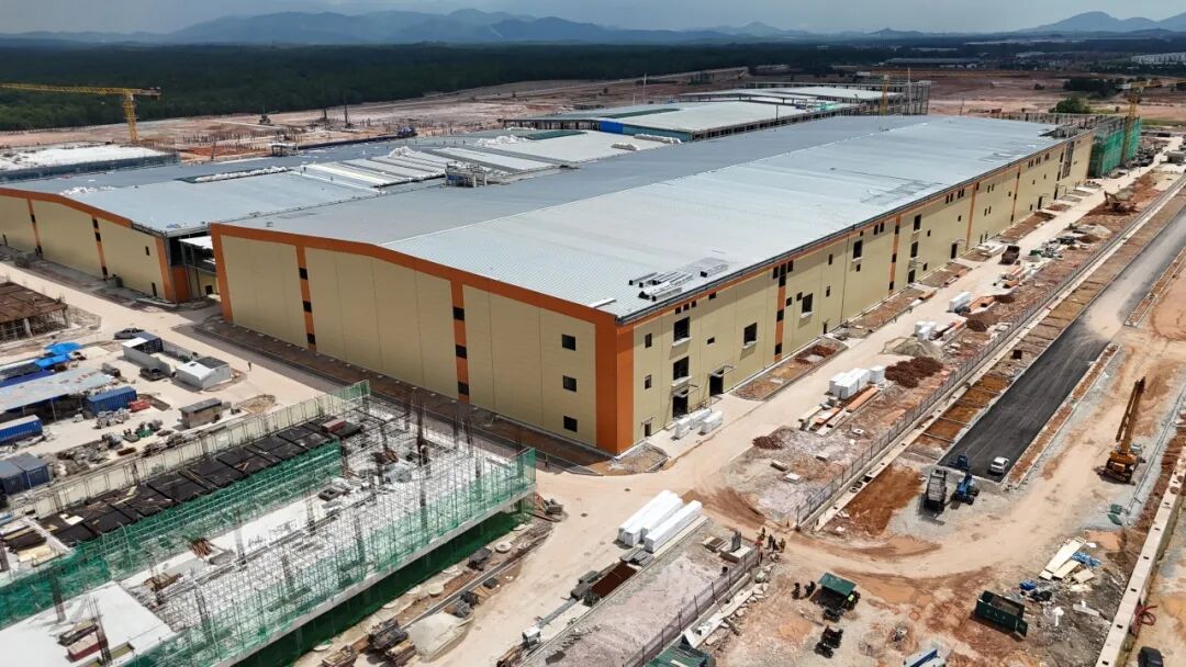 马来西亚工厂的"热带答卷"——从一座锂电池旗舰厂看外墙围护系统选材逻辑