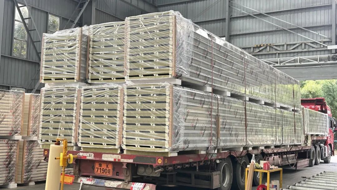 产线连轴赶交期，2万㎡光伏屋面板从宝润达装车发往杭州
